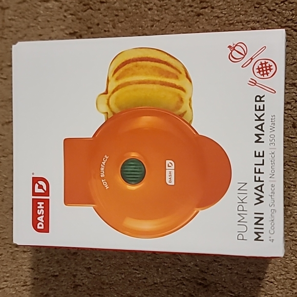 Dash mini waffle maker +free gift with purchase - Picture 4 of 6